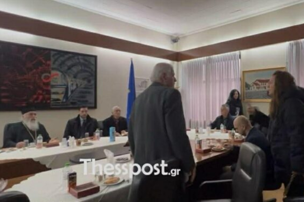 Μνημόσυνο στα Τέμπη: Οργισμένοι οι συγγενείς των θυμάτων με την παρουσία Κυρανάκη – «Δεν βρίσκω γαλήνη ούτε στο σπίτι του Θεού»