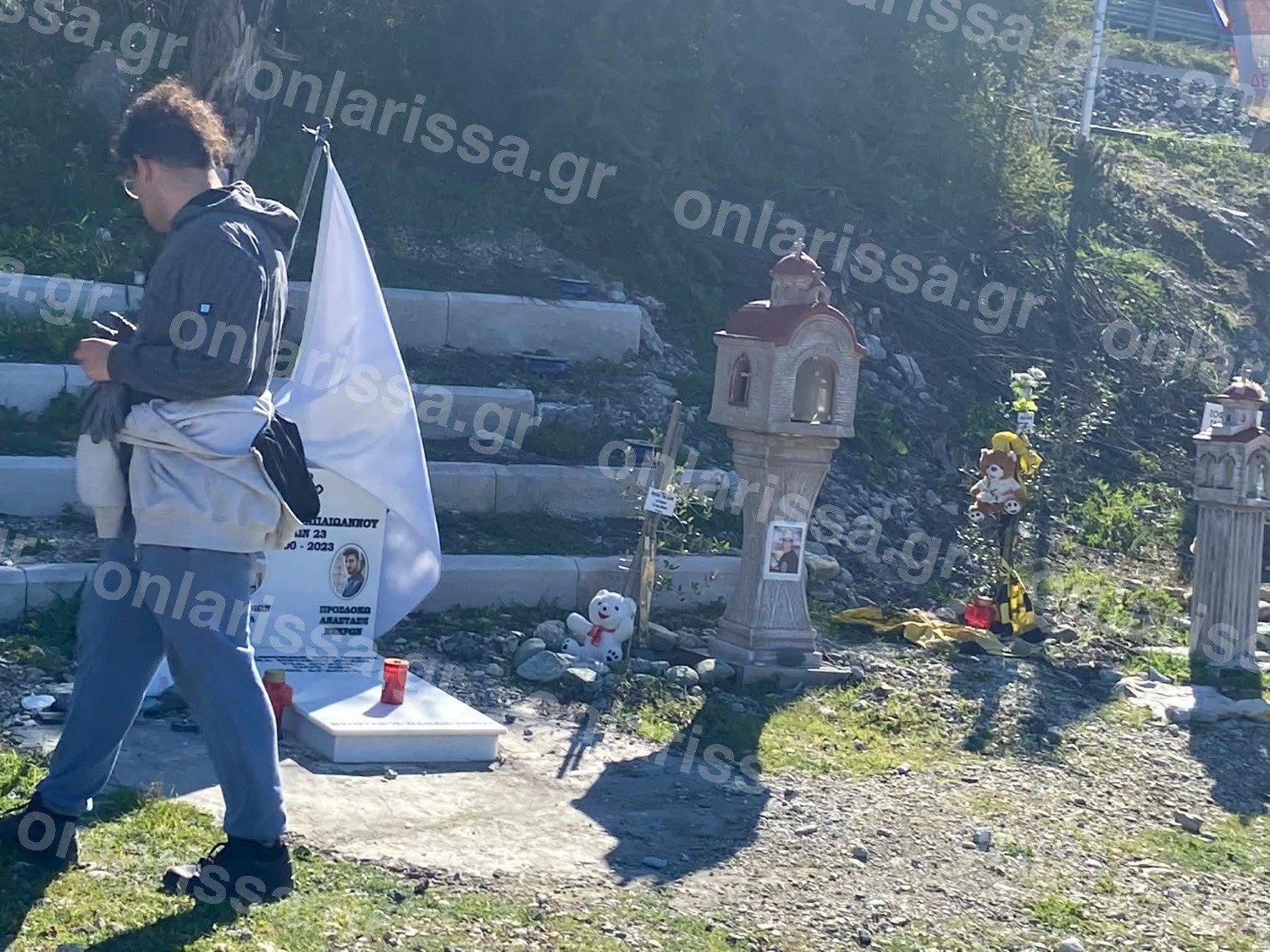 Τέμπη: Μνημόσυνο για τα 57 θύματα – Μαθητές και συγγενείς ένωσαν τις προσευχές τους τρία χρόνια μετά την τραγωδία