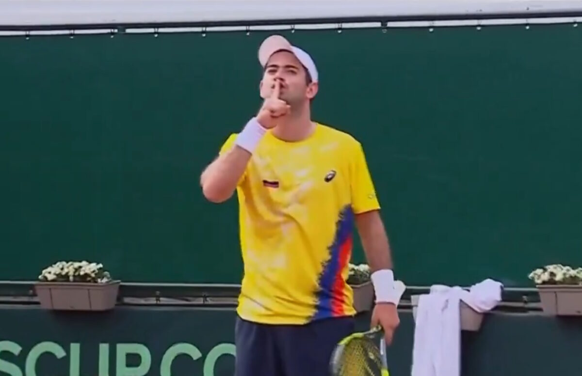 Κολομβιανός τενίστας γιόρτασε προκλητικά στο Davis Cup και εξαγρίωσε αντιπάλους και κοινό, οπαδοί εκτόξευσαν μπουκάλια