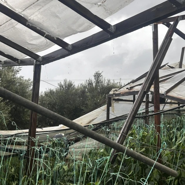 Κρήτη: Κατέρρευσε γέφυρα στη Μεσαρά λόγω κακοκαιρίας – Ανεμοστρόβιλος έπληξε την Ιεράπετρα 7 Κρήτη: Κατέρρευσε γέφυρα στη Μεσαρά λόγω κακοκαιρίας – Ανεμοστρόβιλος έπληξε την Ιεράπετρα