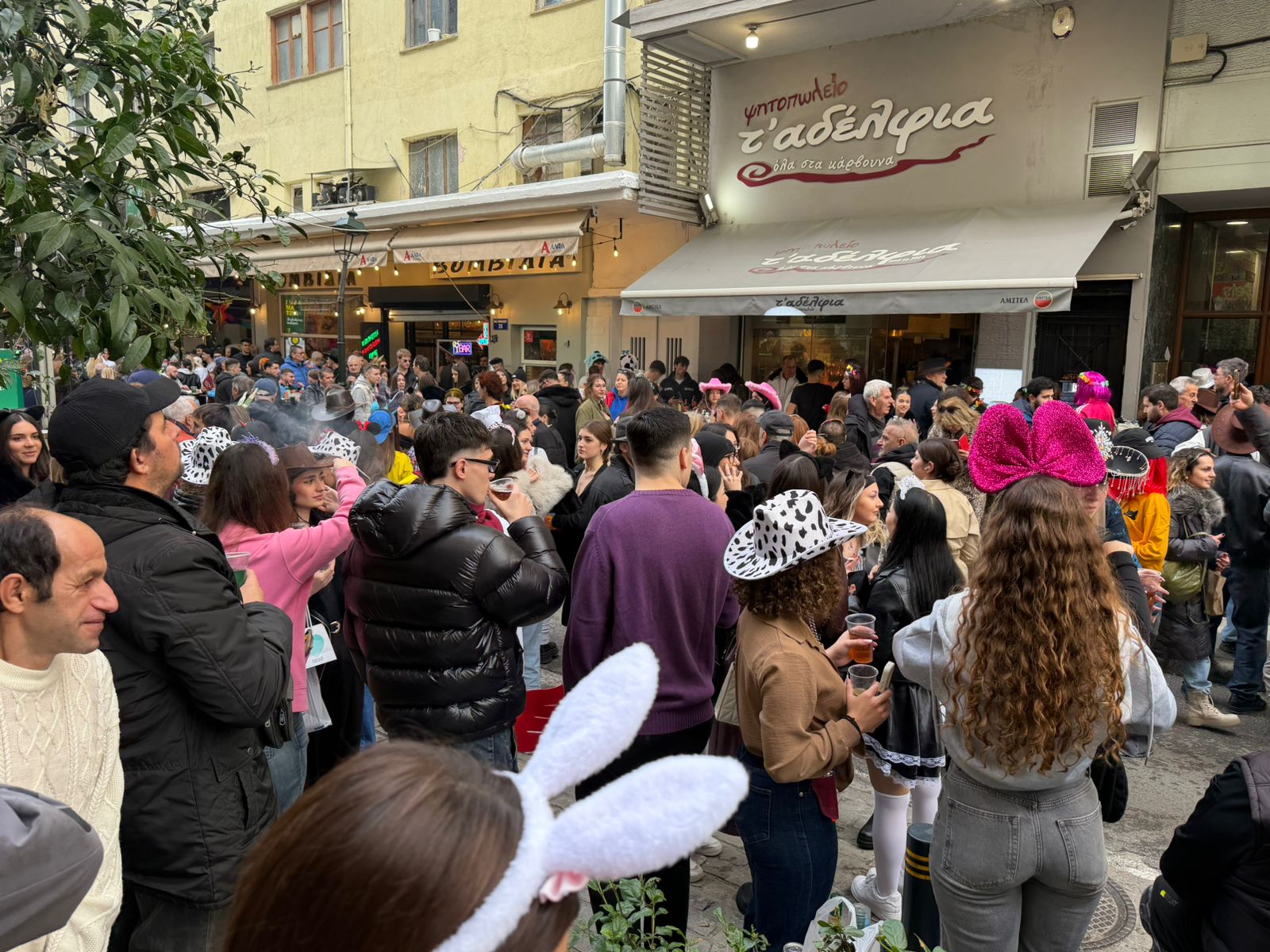Τσικνοπέμπτη στη Θεσσαλονίκη: Ψησταριές, γλέντι και αποκριάτικο κλίμα στην Βασιλέως Ηρακλείου