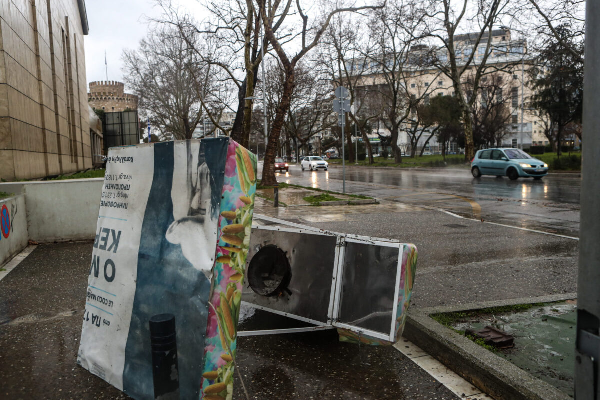 Θεσσαλονίκη: Χάος από την κακοκαιρία – Στέγαστρο κατέρρευσε σε κολώνα της ΔΕΗ, δέντρο ξεριζώθηκε κοντά στον Λευκό Πύργο 3 θεσσαλονίκη