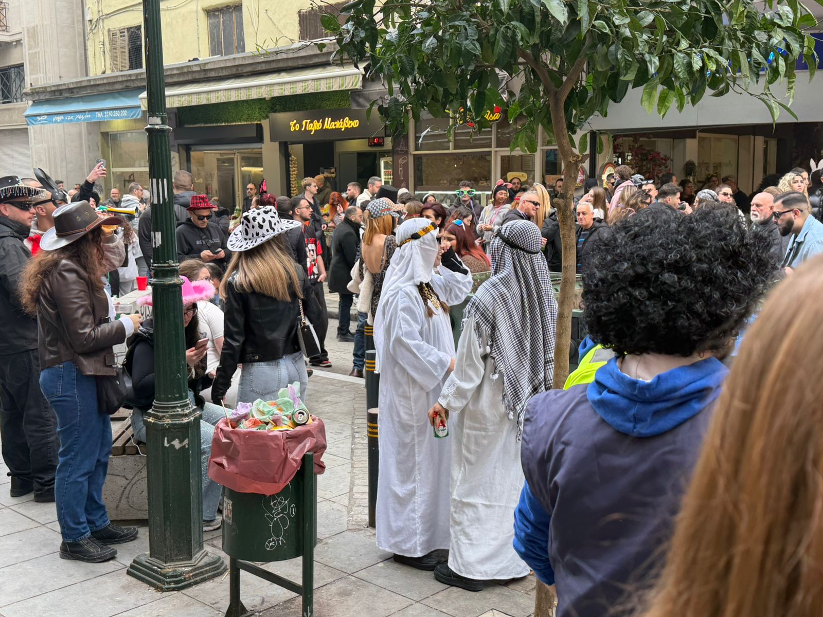 Τσικνοπέμπτη στη Θεσσαλονίκη: Ψησταριές, γλέντι και αποκριάτικο κλίμα στην Βασιλέως Ηρακλείου