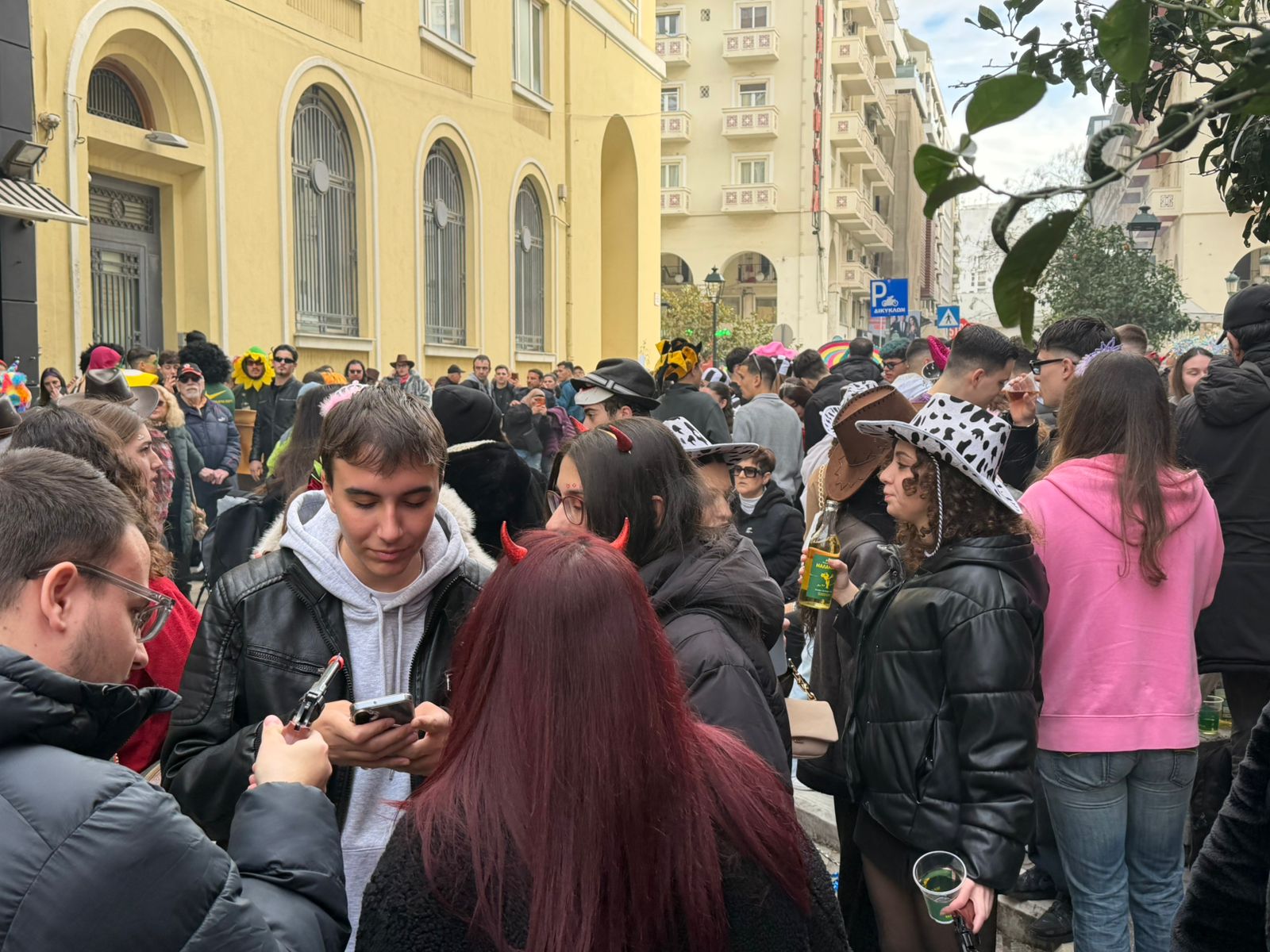 Τσικνοπέμπτη στη Θεσσαλονίκη: Ψησταριές, γλέντι και αποκριάτικο κλίμα στην Βασιλέως Ηρακλείου