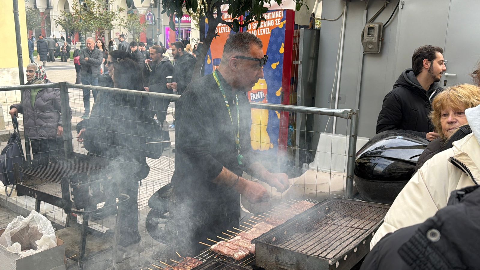 Τσικνοπέμπτη στη Θεσσαλονίκη: Ψησταριές, γλέντι και αποκριάτικο κλίμα στην Βασιλέως Ηρακλείου