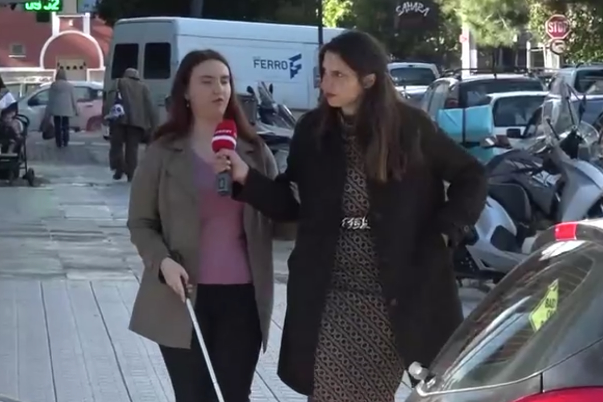 Καλλιθέα: Άνδρας παρενόχλησε τυφλή γυναίκα ενώ διέσχιζε τον δρόμο – Προσποιήθηκε ότι επιθυμεί να τη συνδράμει