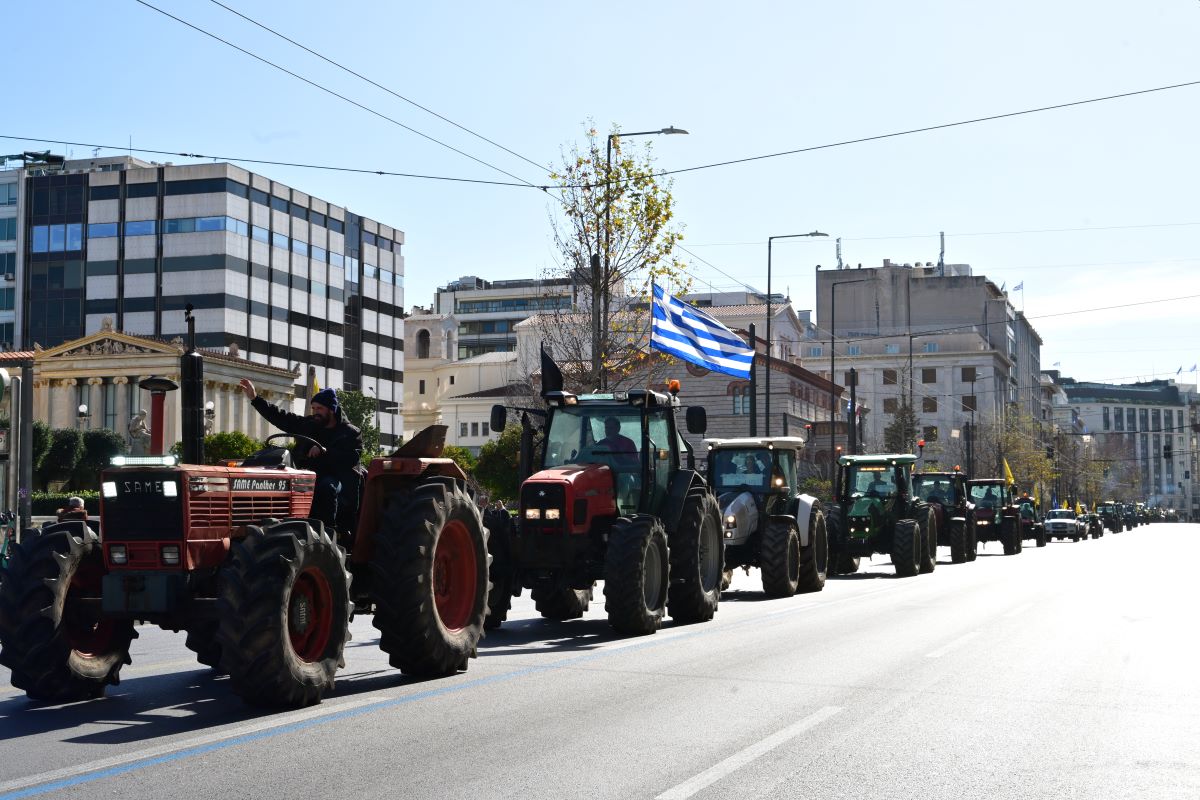 Αγρότες: Με κόρνες και μαρσαρίσματα έφυγαν τα τρακτέρ από το Σύνταγμα