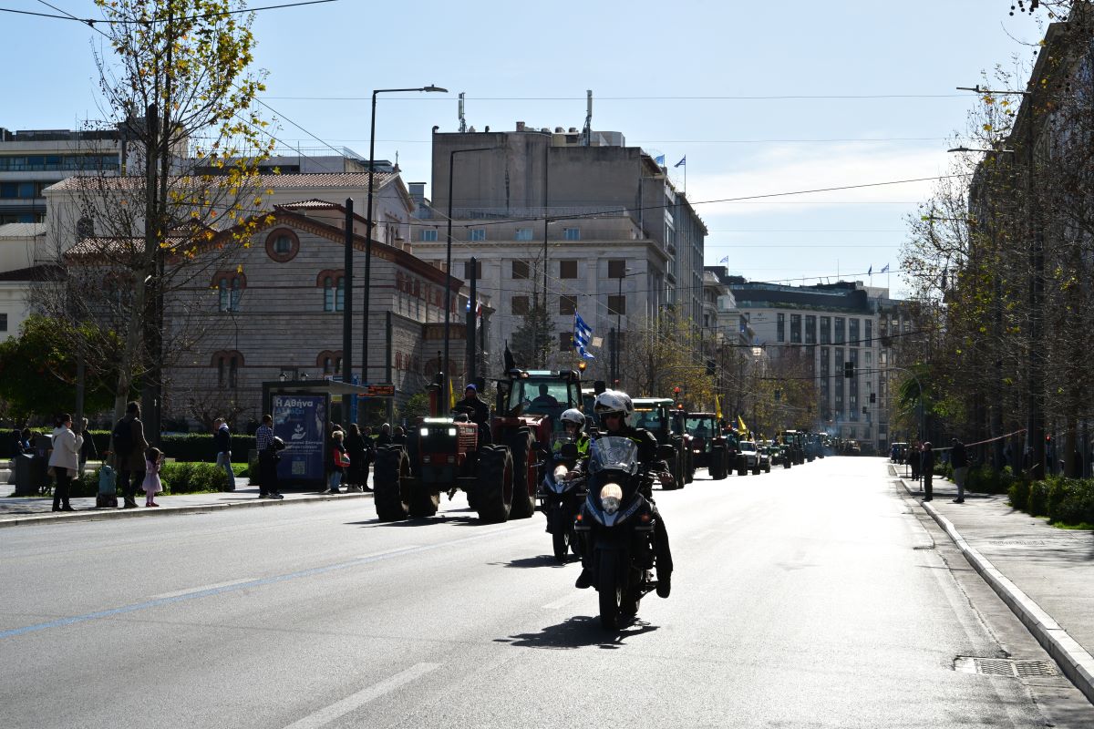 Αγρότες: Με κόρνες και μαρσαρίσματα έφυγαν τα τρακτέρ από το Σύνταγμα 6 Οι αγρότες στην Αθήνα