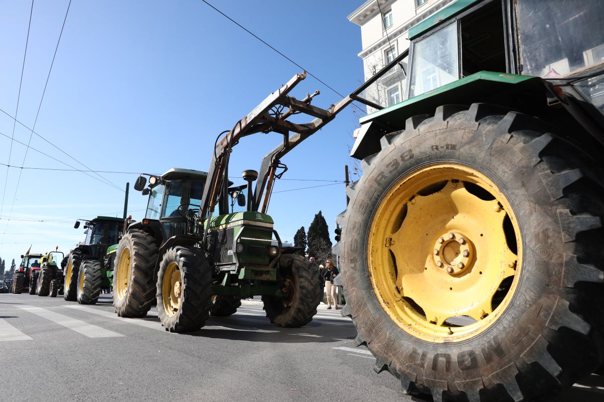 Αγρότες: Με κόρνες και μαρσαρίσματα έφυγαν τα τρακτέρ από το Σύνταγμα 8 Οι αγρότες στην Αθήνα
