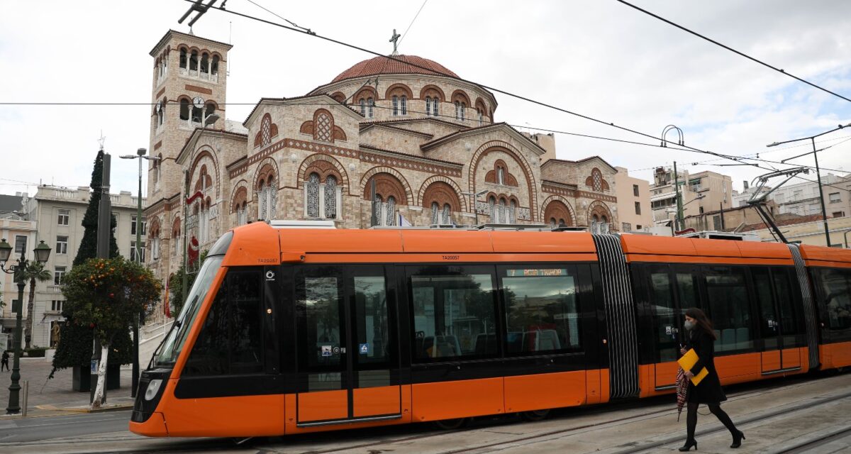 Το Τραμ καταφθάνει στο λιμάνι του Πειραιά
