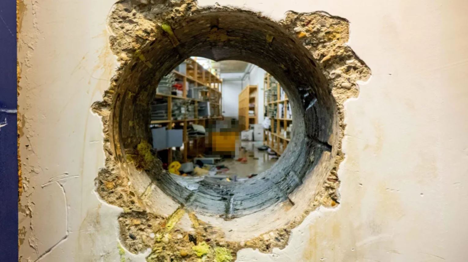 Γερμανία: Η θεαματική ληστεία εκατομμυρίων ευρώ που πέρασε απαρατήρητη 6 Μια άποψη του θόλου και της τρυπημένης οπής όπως φαίνεται από την άλλη πλευρά του τοίχου της τράπεζας