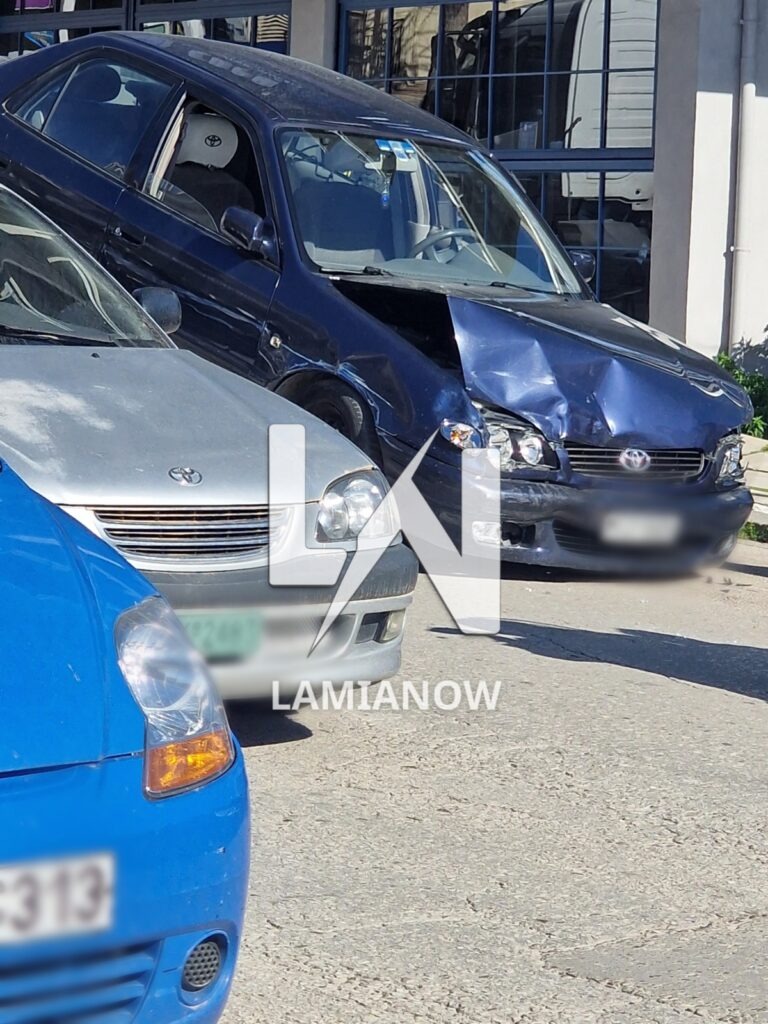 Σύγκρουση στη Λαμία: 85χρονος οδηγός προκάλεσε καραμπόλα πέντε οχημάτων μετά από απώλεια ελέγχου 6 τροχαίο