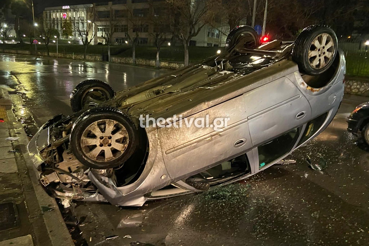 Σοβαρό ατύχημα στη Θεσσαλονίκη: Όχημα προσέκρουσε σε φανάρι και ανατράπηκε – Στο νοσοκομείο ο οδηγός