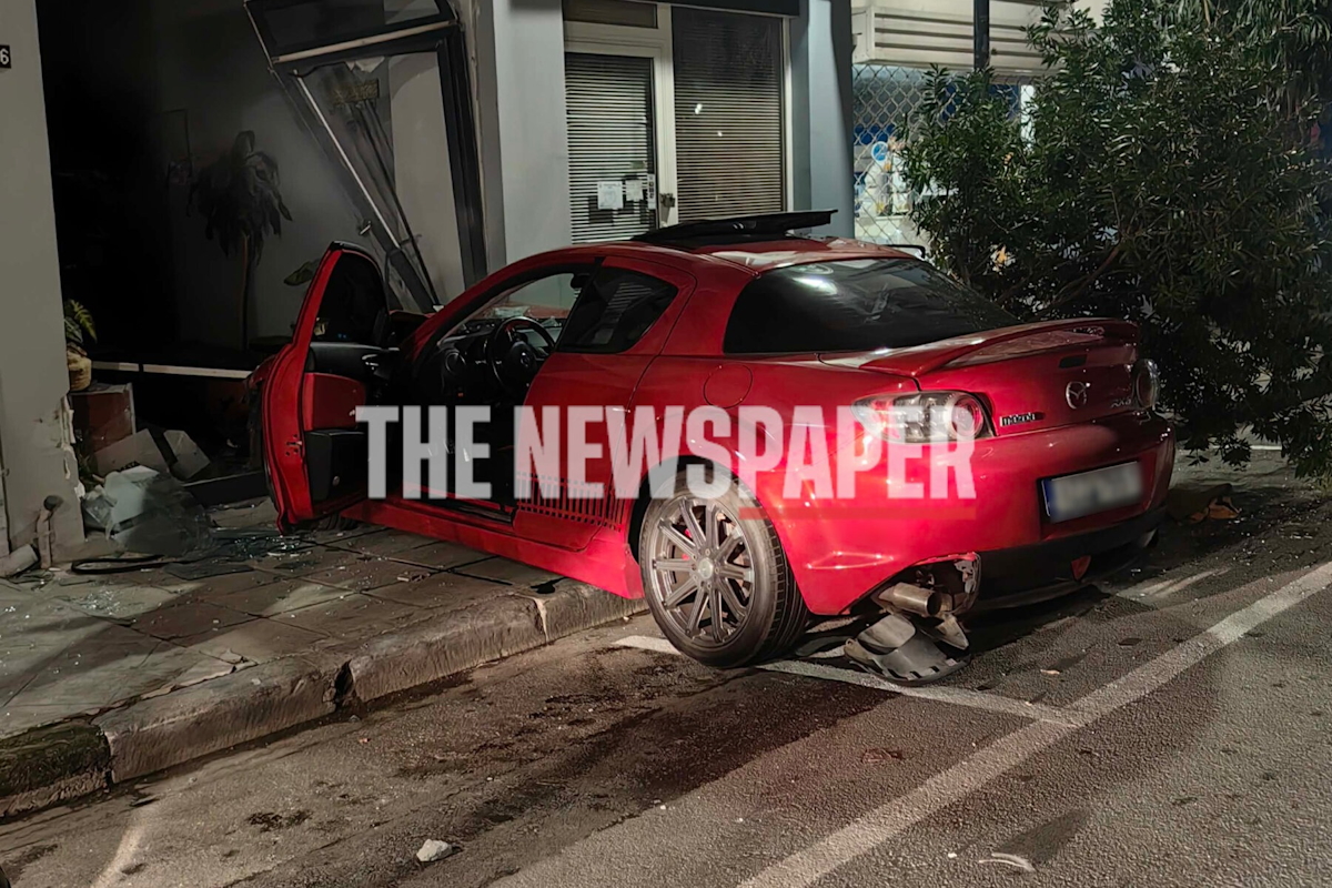 Σοβαρό τροχαίο στον Βόλο: Όχημα συγκρούστηκε με δύο αυτοκίνητα και «καρφώθηκε» σε φροντιστήριο