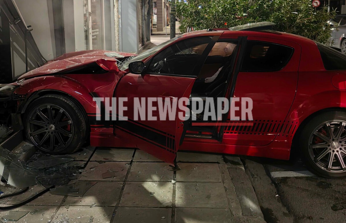 Σοβαρό τροχαίο στον Βόλο: Όχημα συγκρούστηκε με δύο αυτοκίνητα και «καρφώθηκε» σε φροντιστήριο 4 τροχαίο βόλος