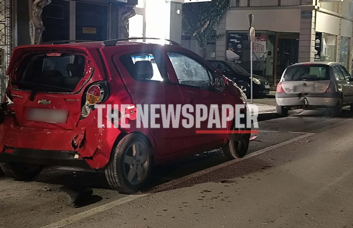 Σοβαρό τροχαίο στον Βόλο: Όχημα συγκρούστηκε με δύο αυτοκίνητα και «καρφώθηκε» σε φροντιστήριο 3 τροχαίο βόλος