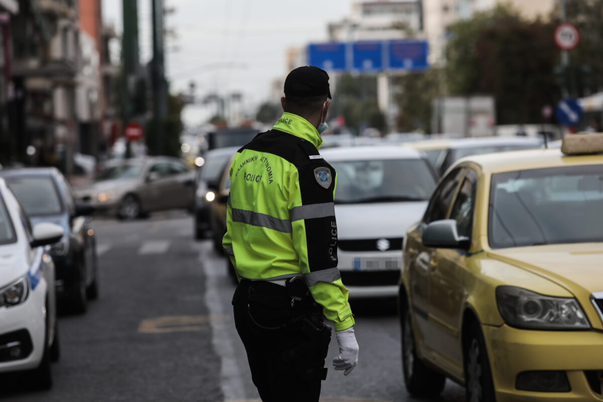 Συγγρού: Δημιουργήθηκε ρήγμα στη μεσαία λωρίδα προς παραλία – Νερά αναβλύζουν από τον δρόμο