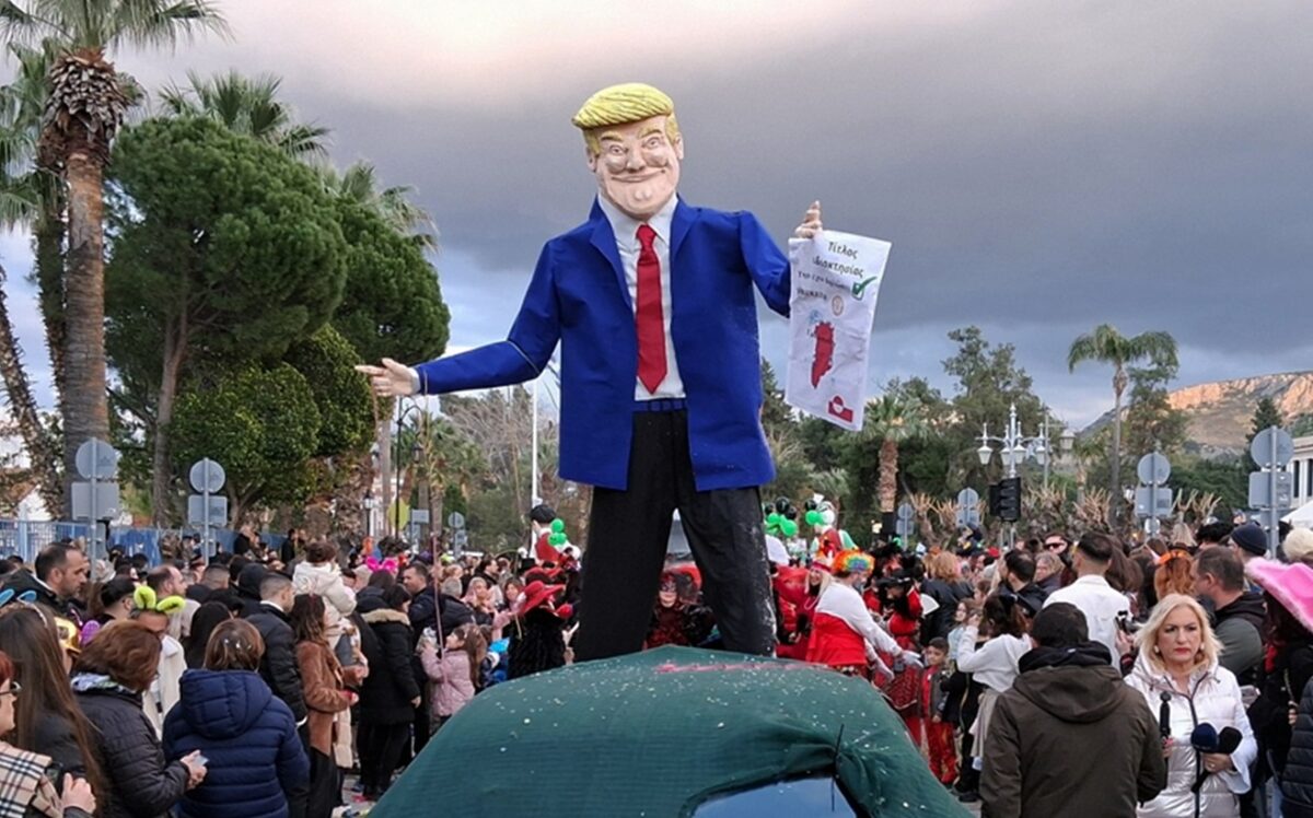 Πυρπόλησαν ομοίωμα του Ντόναλντ Τραμπ στο καρναβάλι Ναυπλίου