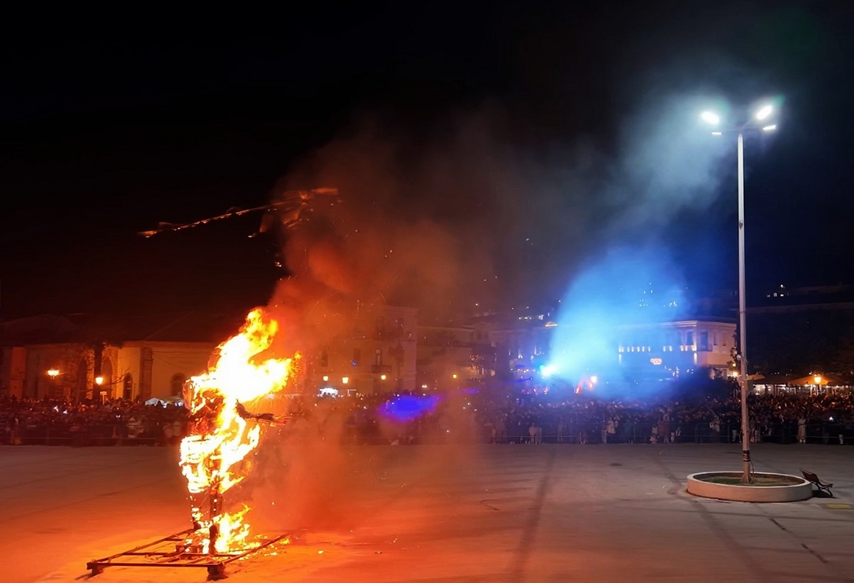 Πυρπόλησαν ομοίωμα του Ντόναλντ Τραμπ στο καρναβάλι Ναυπλίου 2 Καρναβάλι