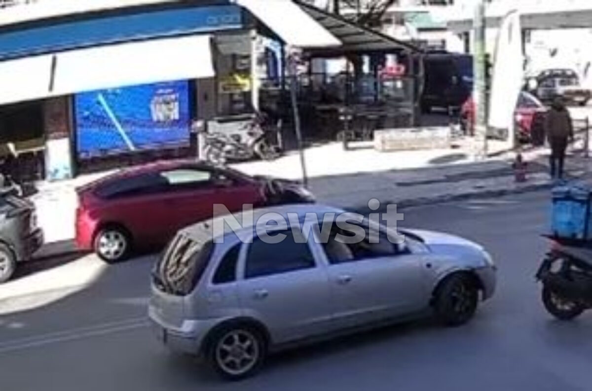 Βίντεο ντοκουμέντο από το άγριο επεισόδιο στο κέντρο της Αθήνας με τον οδηγό μηχανής και τον 70χρονο οδηγό που έβγαλε μαχαίρι