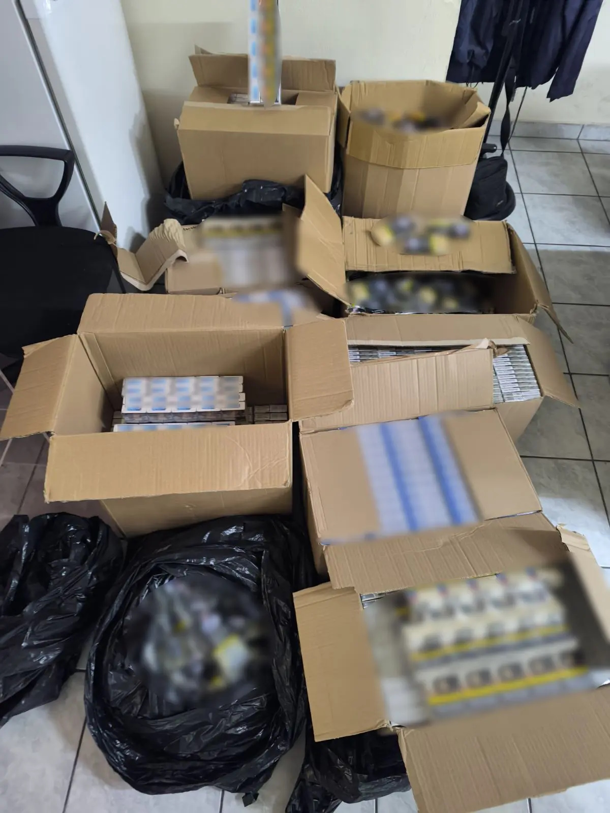 Περιστέρι: Αστυνομικοί της ΔΙΑΣ ανακάλυψαν αγοραπωλησία λαθραίων τσιγάρων – Οι δράστες κρύφτηκαν στο ψιλικατζίδικο αλλά συνελήφθησαν