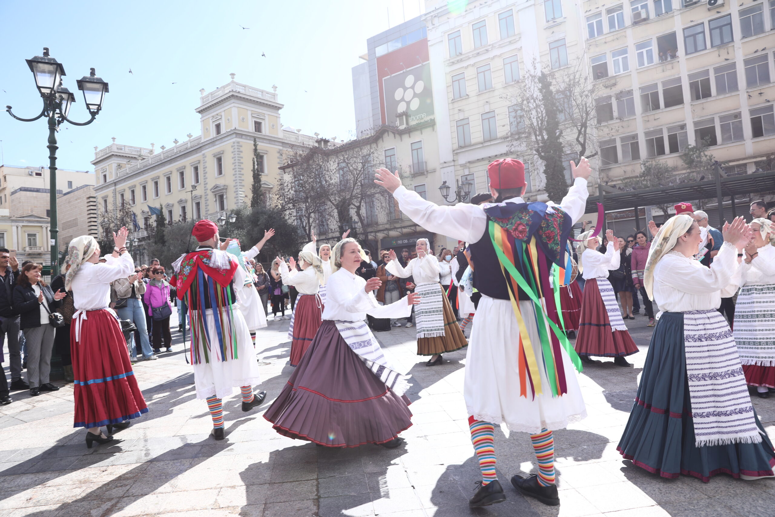 Τσικνοπέμπτη στην Αθήνα: Ψησταριές και κρεατικά στη Βαρβάκειο – Ξέφρενοι χοροί σε Ερμού και Κοτζιά