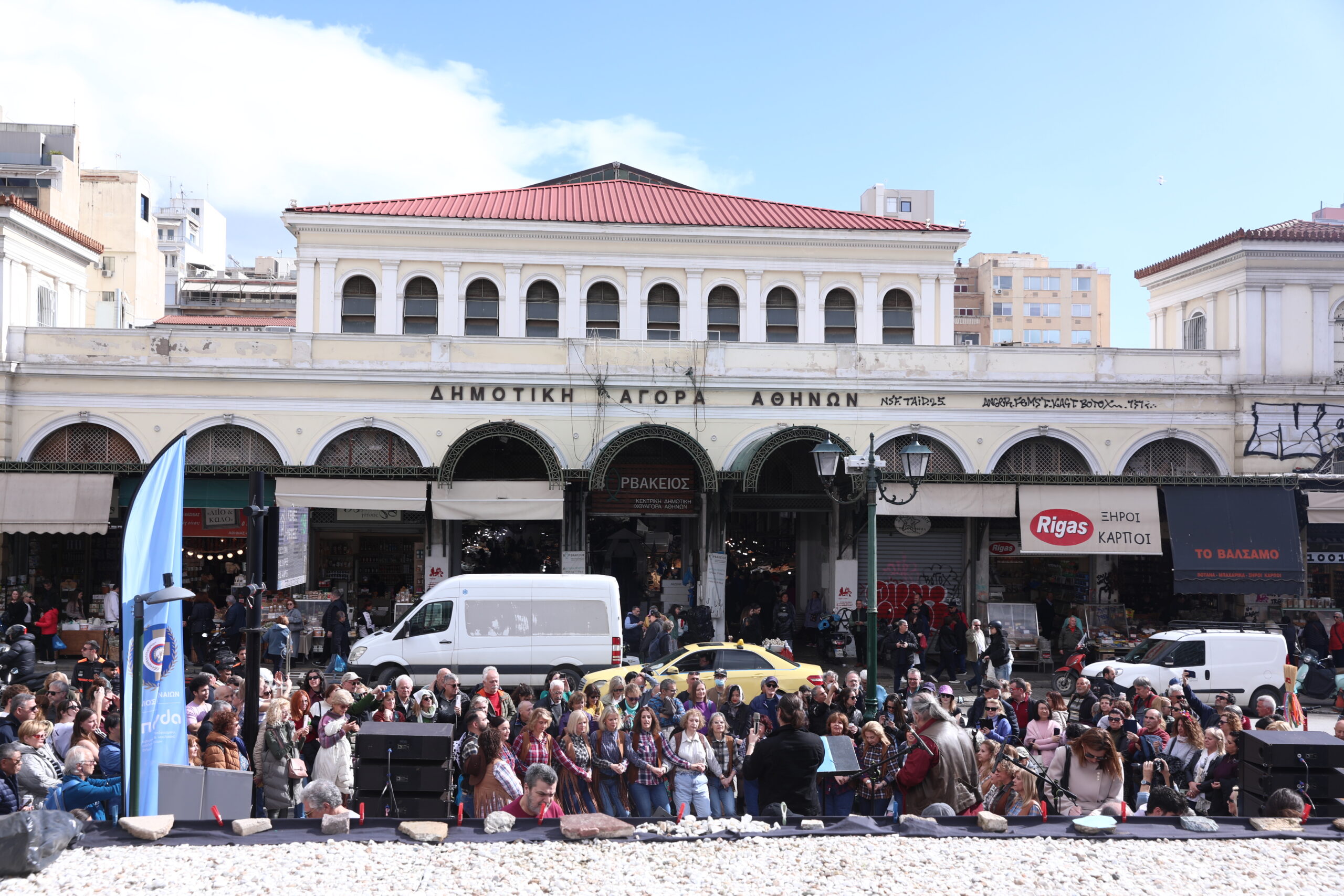 Τσικνοπέμπτη στην Αθήνα: Ψησταριές και κρεατικά στη Βαρβάκειο – Ξέφρενοι χοροί σε Ερμού και Κοτζιά