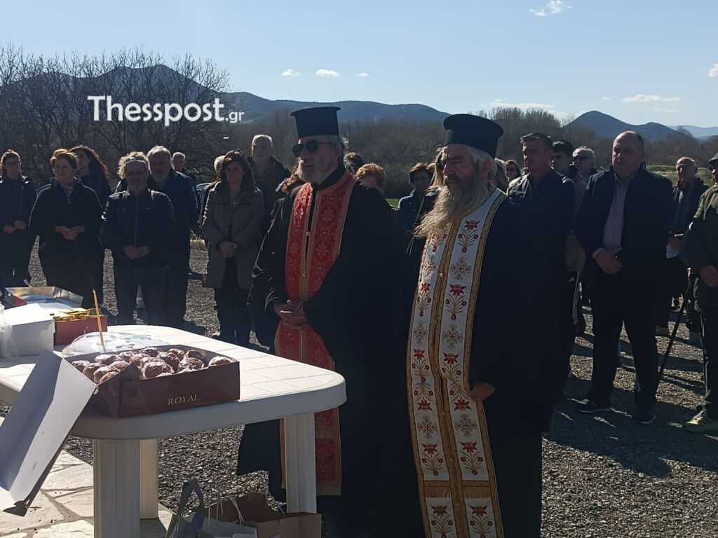 Τέμπη: Μνημόσυνο για τα 57 θύματα – Μαθητές και συγγενείς ένωσαν τις προσευχές τους τρία χρόνια μετά την τραγωδία