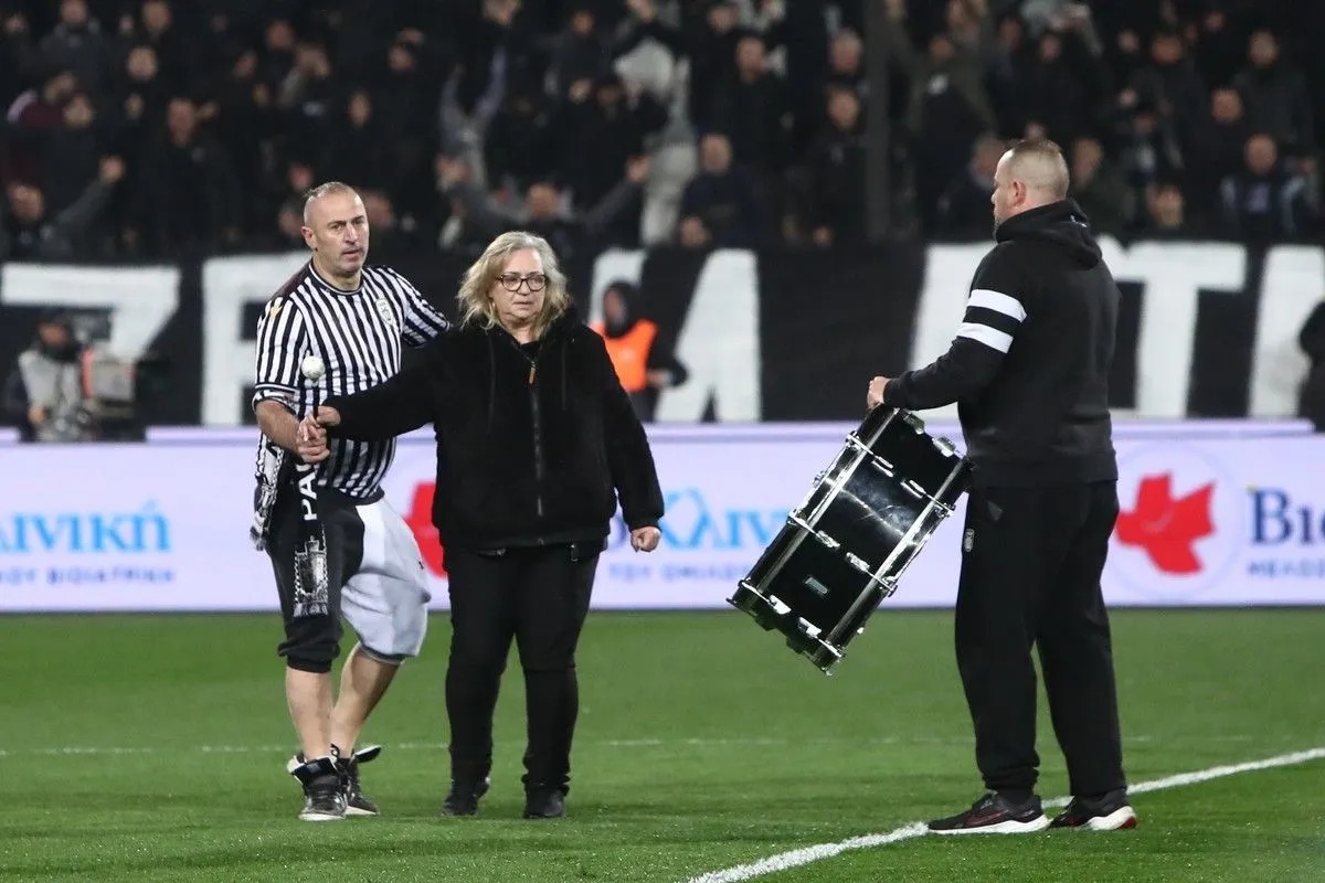 ΠΑΟΚ – Παναθηναϊκός: Η μητέρα θύματος από τη Ρουμανία χτύπησε το τύμπανο των οπαδών στην Τούμπα