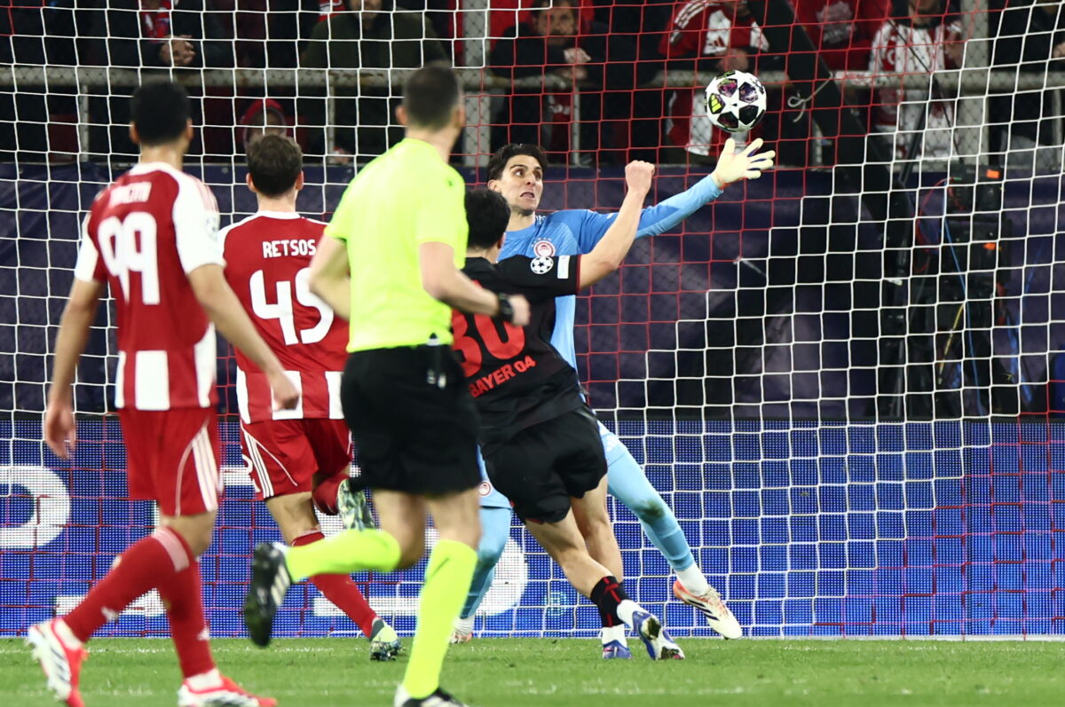 Champions League: Εγκωμιαστικά σχόλια για την εκπληκτική απόκρουση του Κωνσταντή Τζολάκη στο Ολυμπιακός – Μπάγερ Λεβερκούζεν