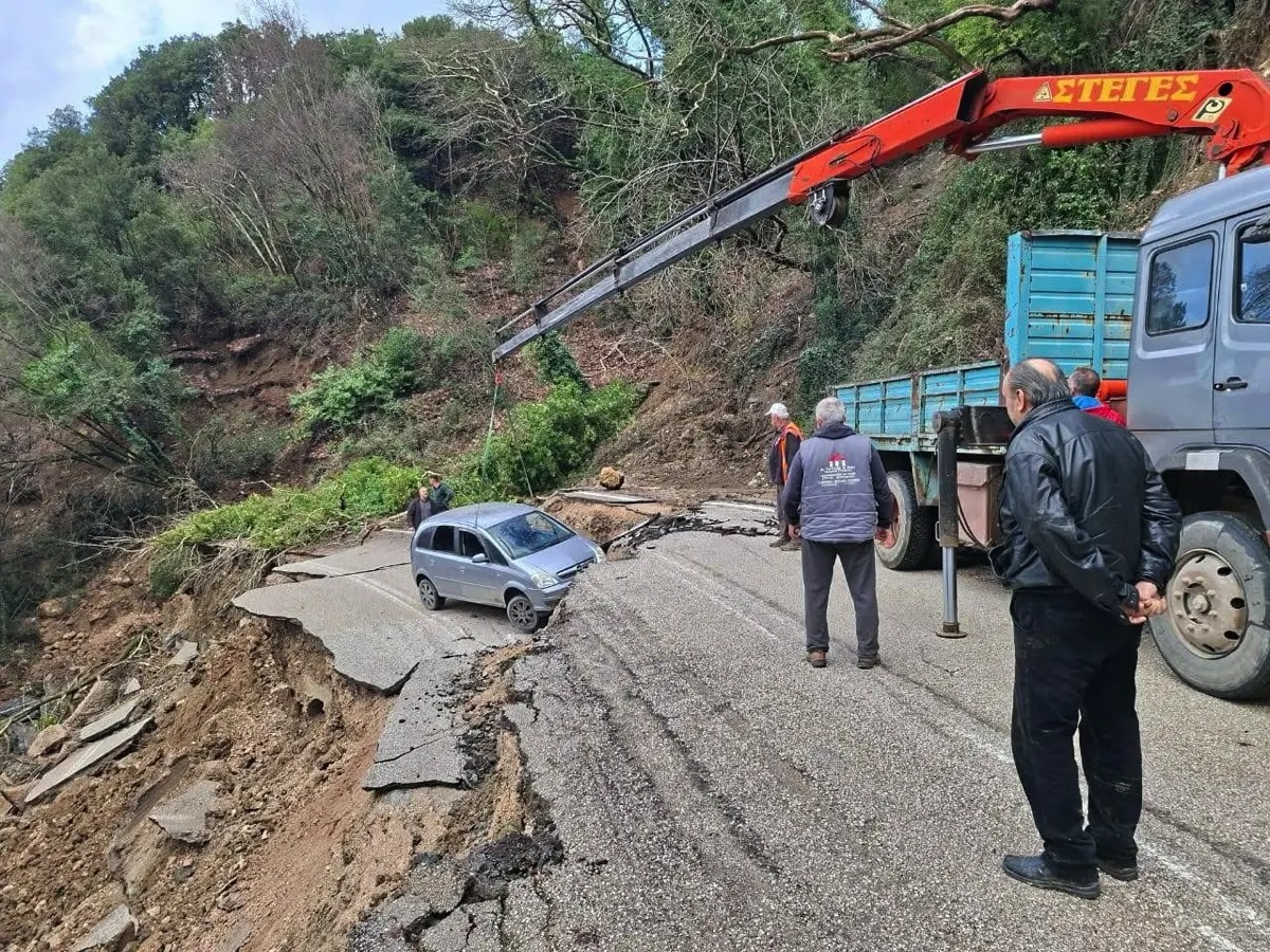 Τζουμέρκα: Καθίζηση 60 μέτρων σε επαρχιακή οδό – Αυτοκίνητο παρασύρθηκε, οι επιβάτες σώθηκαν από θαύμα