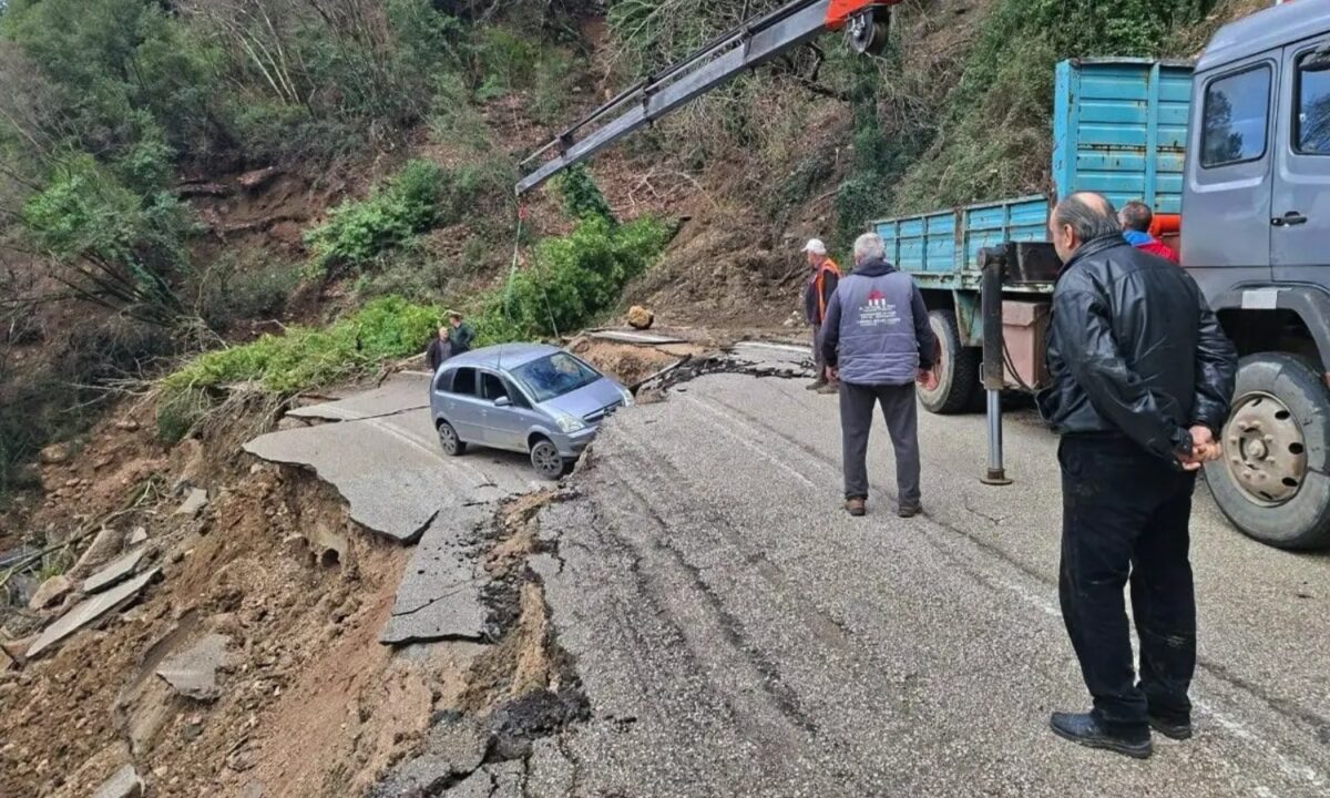 Τζουμέρκα: Καθίζηση 60 μέτρων σε επαρχιακή οδό – Αυτοκίνητο παρασύρθηκε, οι επιβάτες σώθηκαν από θαύμα