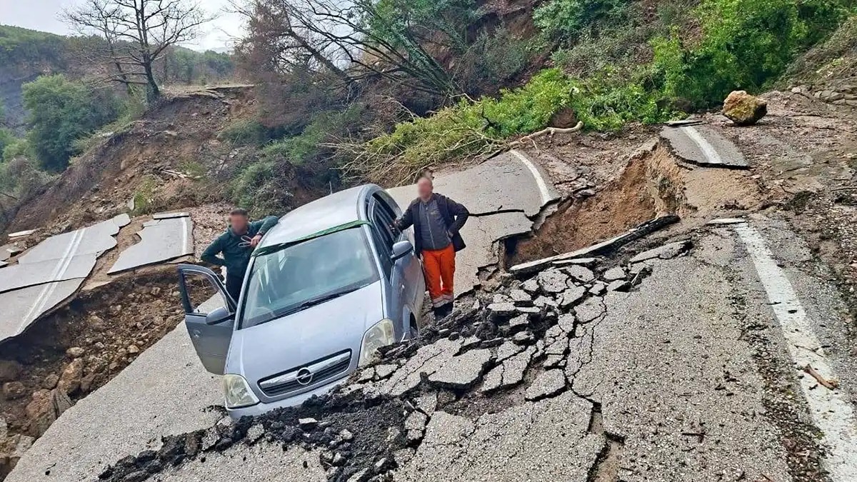 Τζουμέρκα: Καθίζηση 60 μέτρων σε επαρχιακή οδό – Αυτοκίνητο παρασύρθηκε, οι επιβάτες σώθηκαν από θαύμα