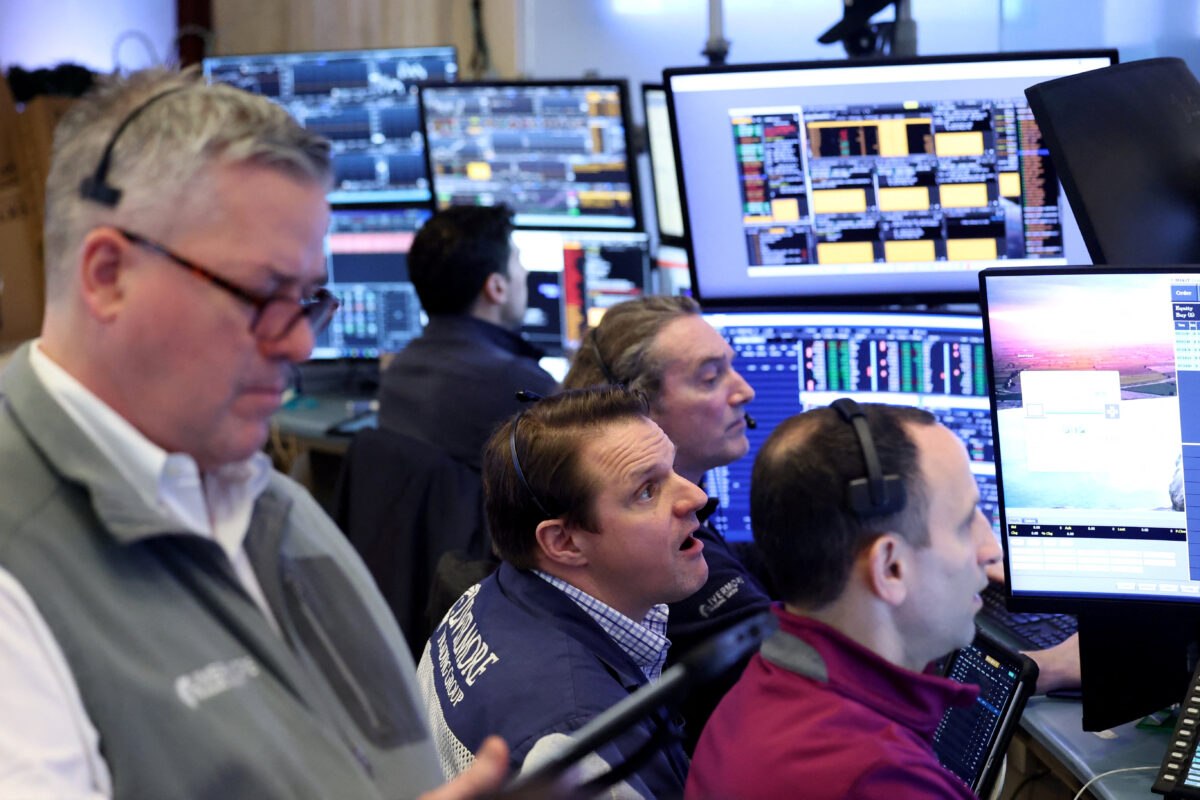 Wall Street: Μικρές διακυμάνσεις στους δείκτες μετά τα στοιχεία πληθωρισμού – Απώλειες εβδομάδας
