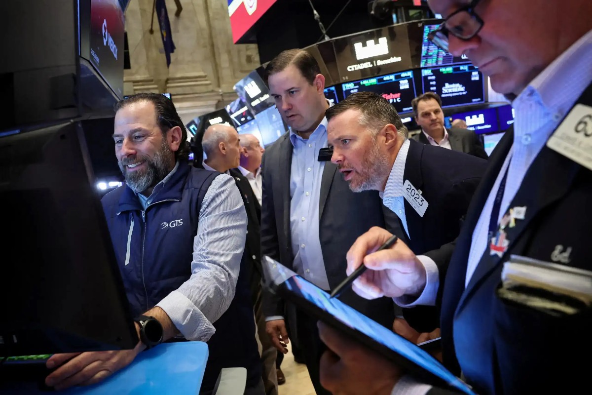 Υποχώρηση στη Wall Street με φόντο εντάσεις ΗΠΑ – Ιράν και πιέσεις σε χρηματοοικονομικά και τεχνολογία