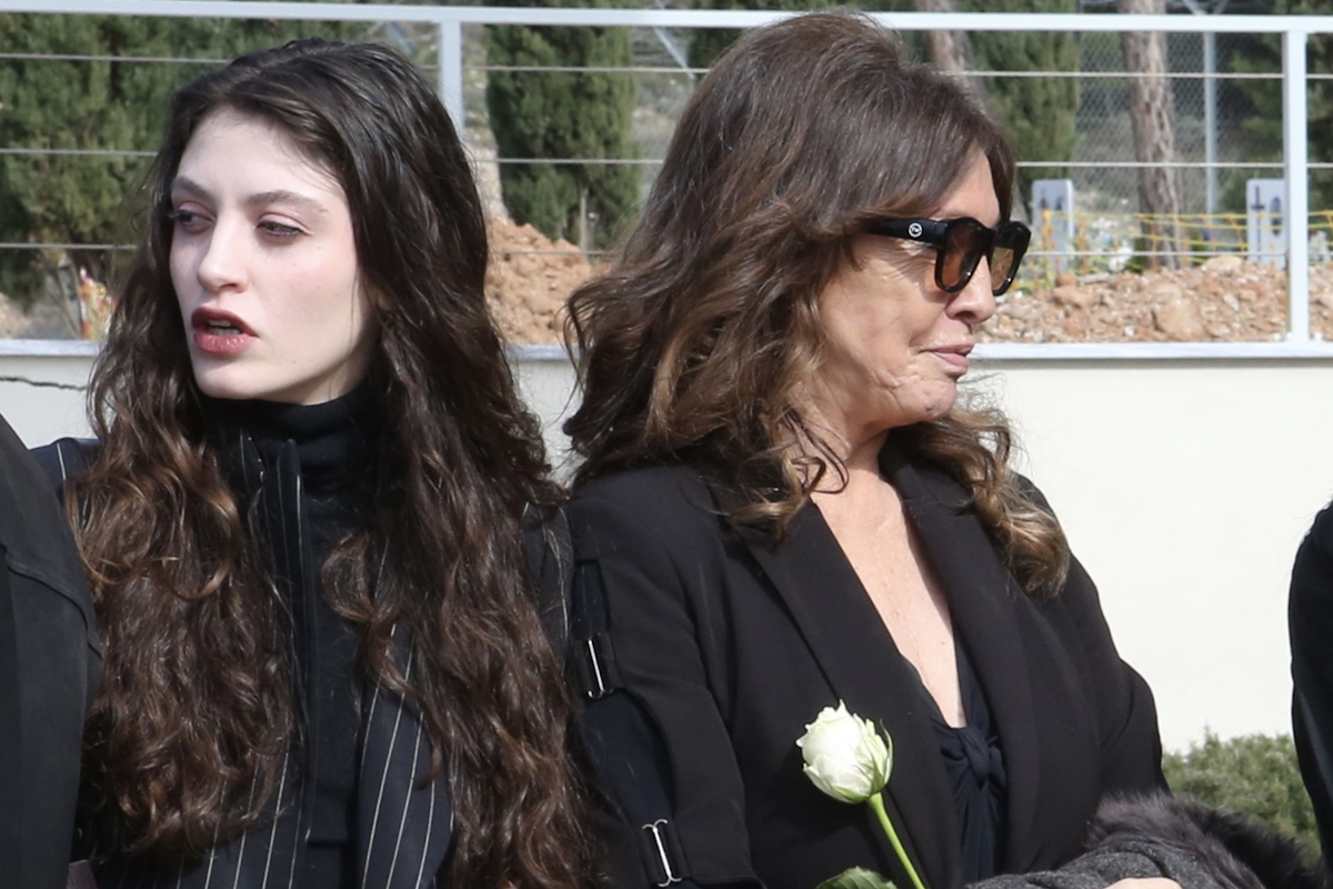 Λάκης Ραπτάκης: Το ύστατο «αντίο» στον επιχειρηματία – Συντετριμμένη η Βάνα Μπάρμπα, δίπλα της η κόρη της