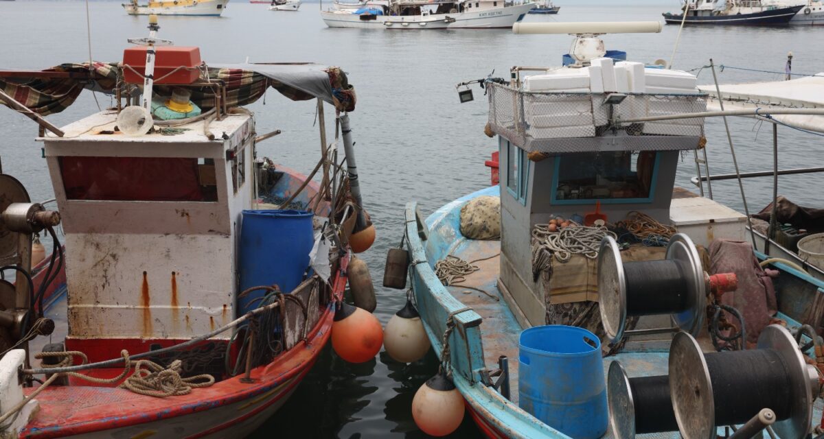 «Με 10 μποφόρ, παραλίγο να πνιγώ»: Ψαράς ρισκάρει τη ζωή του για να σώσει τη βάρκα στην Αστυπάλαια