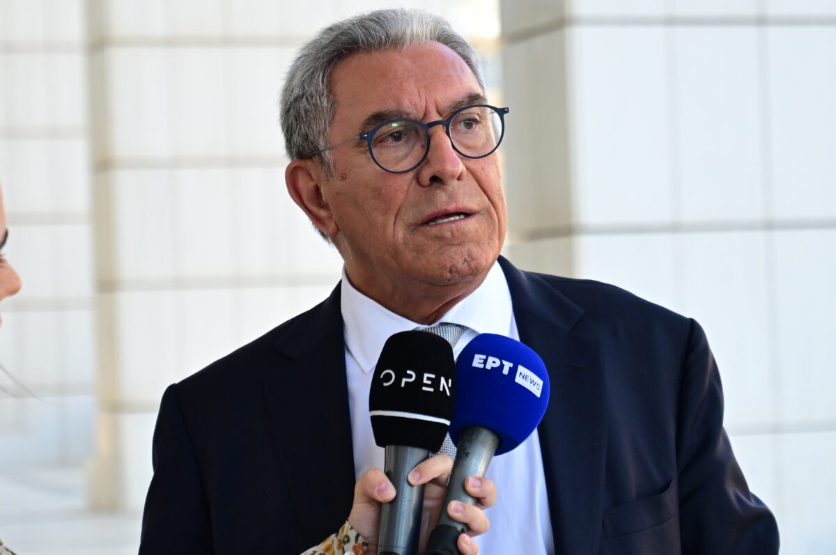 Βασίλης Καπερνάρος εναντίον Πάνου Ρούτσι: «Συμπεριφέρεται σαν νταής στη δικαστική αίθουσα, προπηλάκισε και εξύβρισε δικηγόρους»