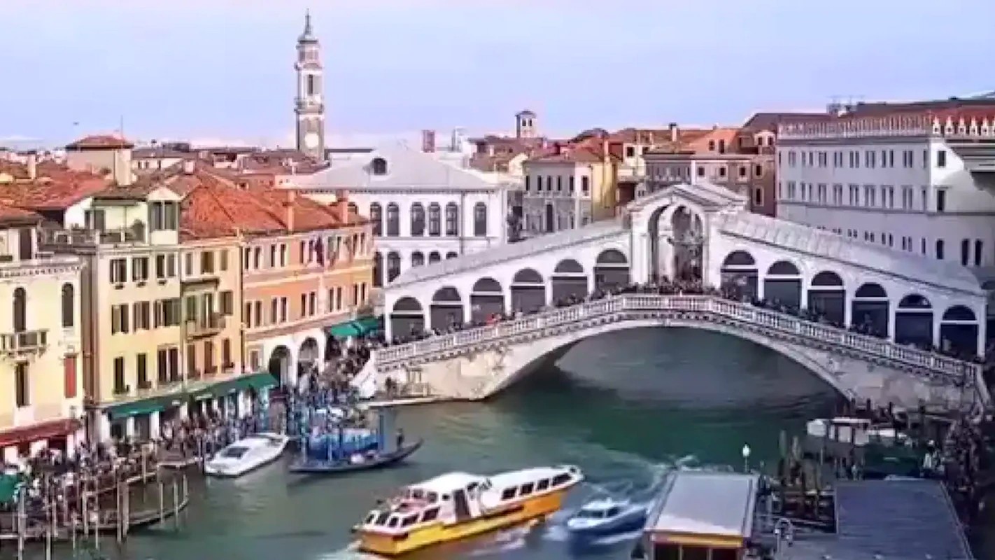 Βενετία: Ταχύπλοο έπεσε πάνω σε γόνδολες και προσέκρουσε στη γέφυρα του Ριάλτο