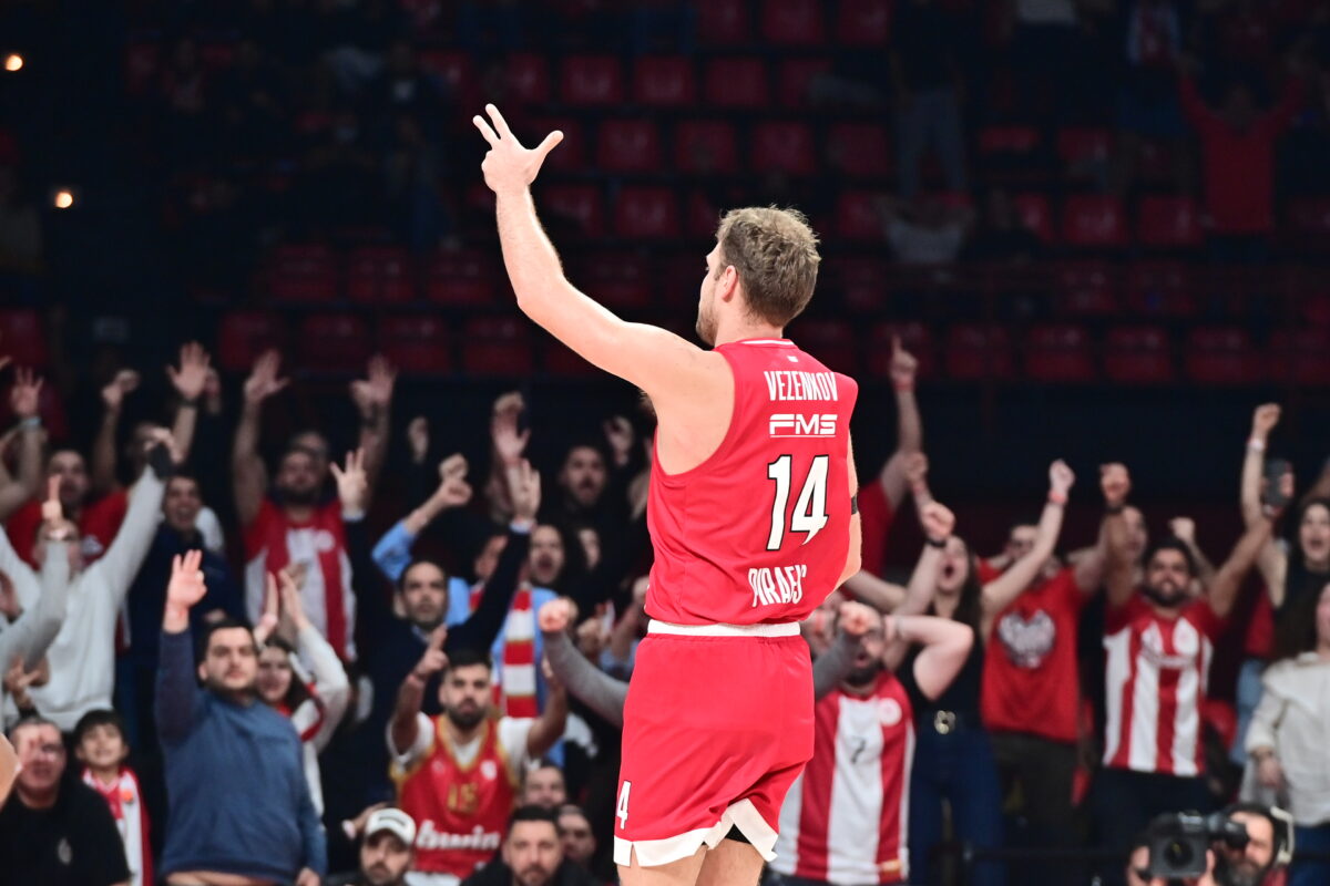 Ολυμπιακός – Ερυθρός Αστέρας: Το εντυπωσιακό τρίποντο του Σάσα Βεζένκοφ που «κλείδωσε» τη νίκη των Πειραιωτών