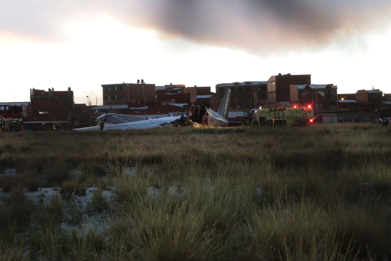 Βολιβία: Καταστροφή μεταγωγικού αεροσκάφους της πολεμικής αεροπορίας – Δείτε εικόνες και βίντεο