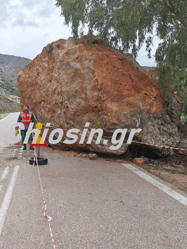 Χίος: Αγώνας για την απομάκρυνση του γιγάντιου βράχου – Προσπαθούν να τον θρυμματίσουν για μεταφορά 8 Βράχος