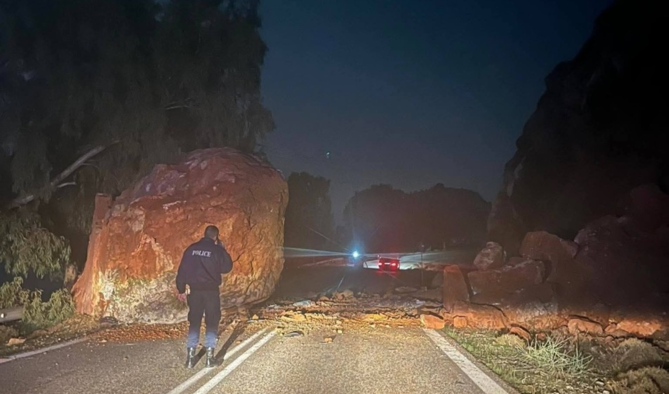 Χίος: Αγώνας για την απομάκρυνση του γιγάντιου βράχου – Προσπαθούν να τον θρυμματίσουν για μεταφορά 9 Ο βράχος που αποκολλήθηκε