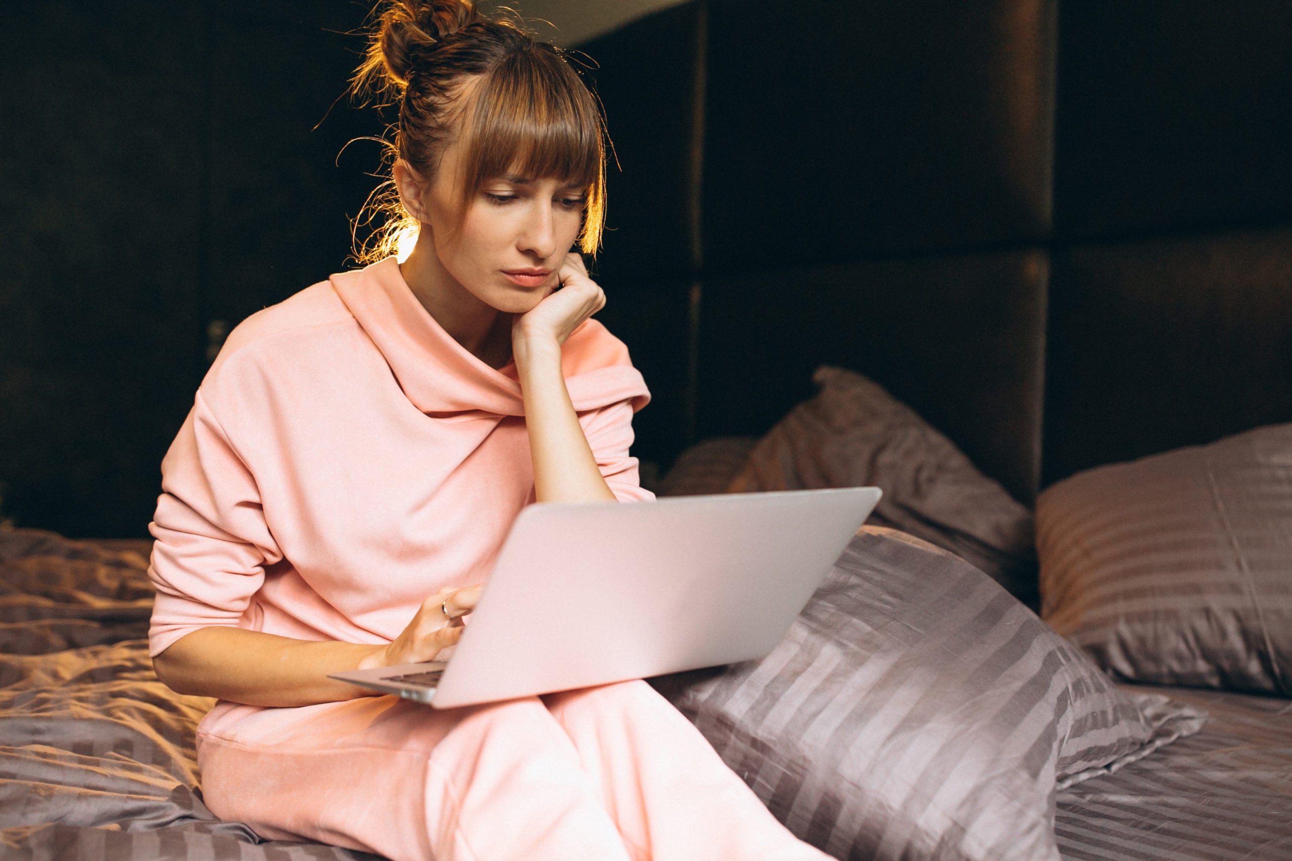 Ύπνος: Ειδικός αποκαλύπτει γιατί η απώλεια κιλών δυσκολεύει όταν κοιμάστε μετά τις 11 το βράδυ