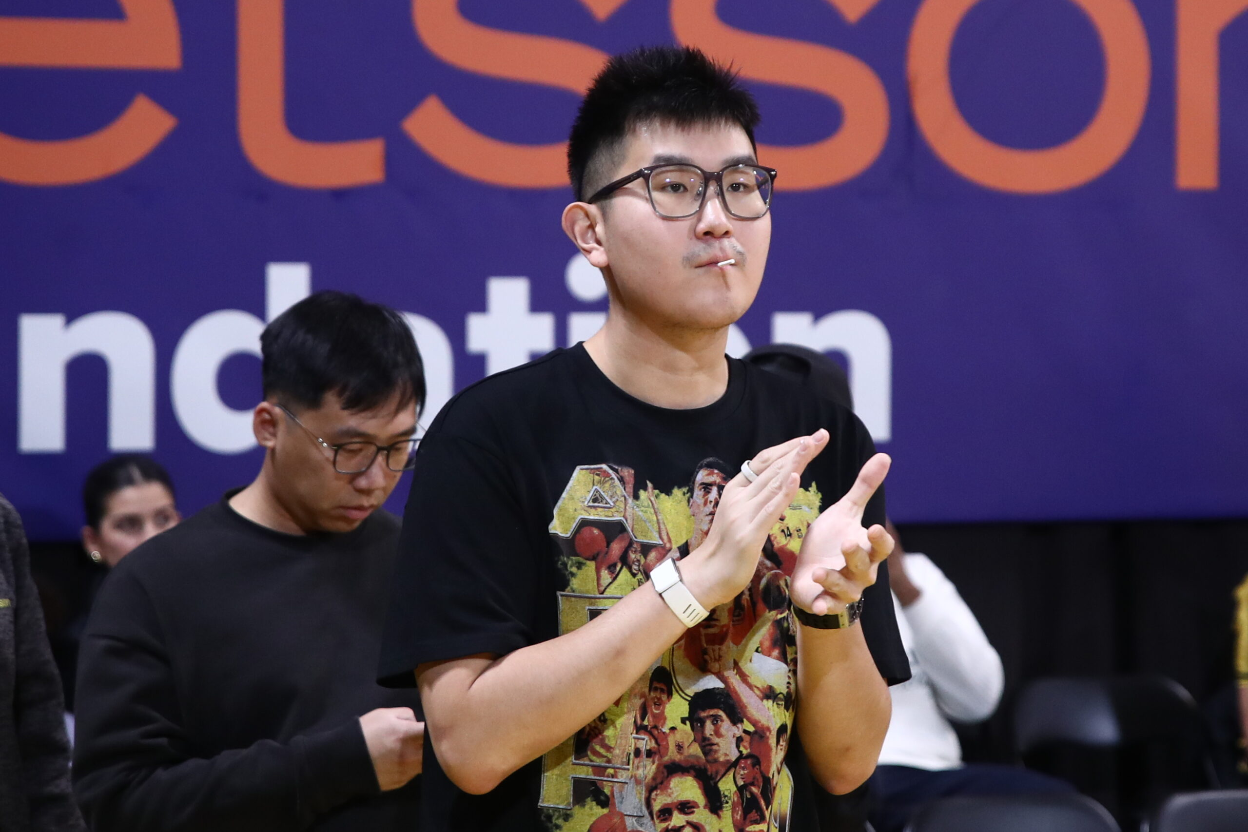 Ο Σιάο με φανέλα θρύλων του «Αυτοκράτορα» στο ματς του Άρη Betsson με τη Νεπτούνας