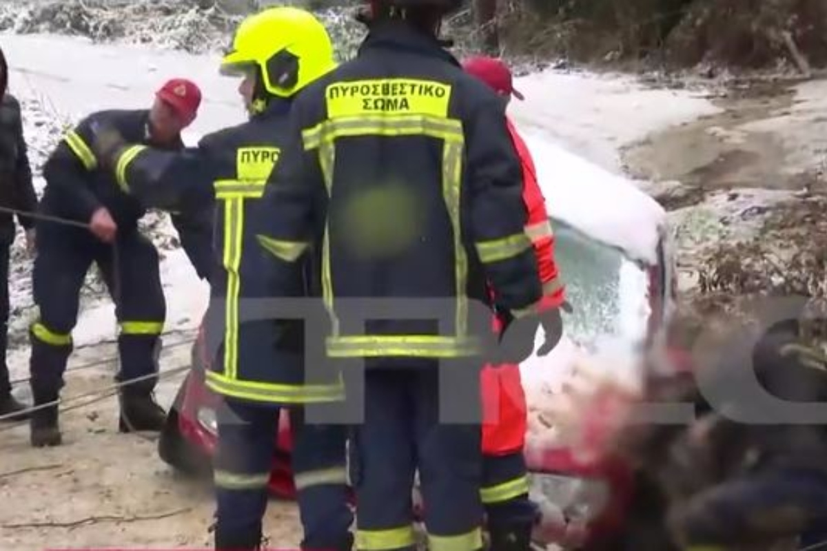 Home 58 Συναρπαστική επιχείρηση διάσωσης στον Χορτιάτη: Αυτοκίνητο ηλικιωμένου κρεμόταν από γκρεμό κοντά σε ρέμα