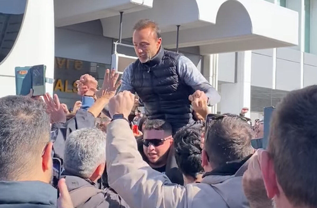 ΟΦΗ: Ενθουσιώδης υποδοχή στο Ηράκλειο, οι οπαδοί σήκωσαν τον Χρήστο Κόντη με καπνογόνο στο χέρι