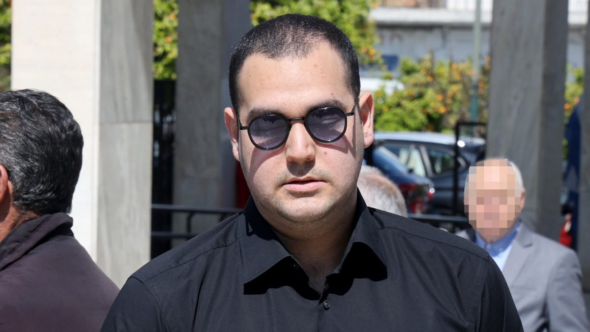 Χρίστος Κούγιας: Εξοργισμένος για τις κολόνες του ΔΕΔΔΗΕ μπροστά στο σπίτι του στη Μύκονο – Η καυστική ανάρτησή του