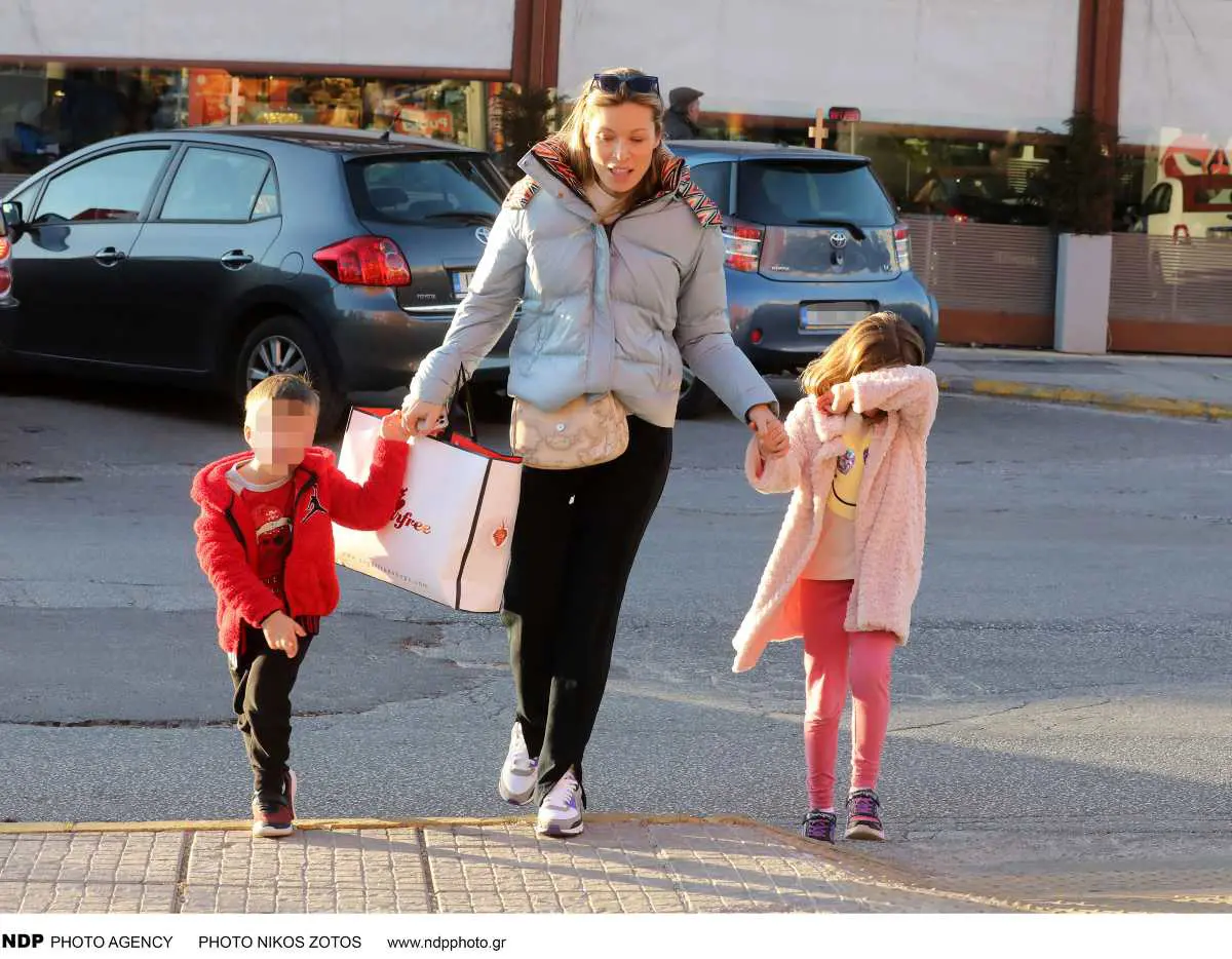 Η Χρουσαλά με τα παιδιά της