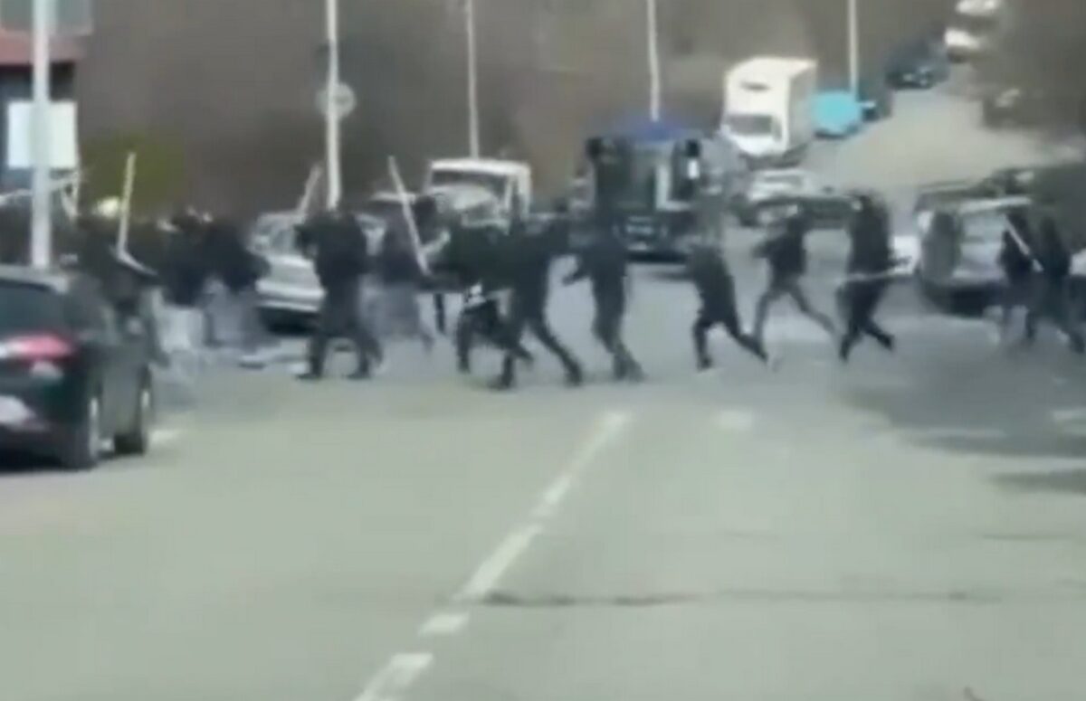 Ερυθρός Αστέρας – Παρτιζάν: Σφοδρές συγκρούσεις και χρήση κανονιών νερού από την αστυνομία σε επεισόδια με χούλιγκανς